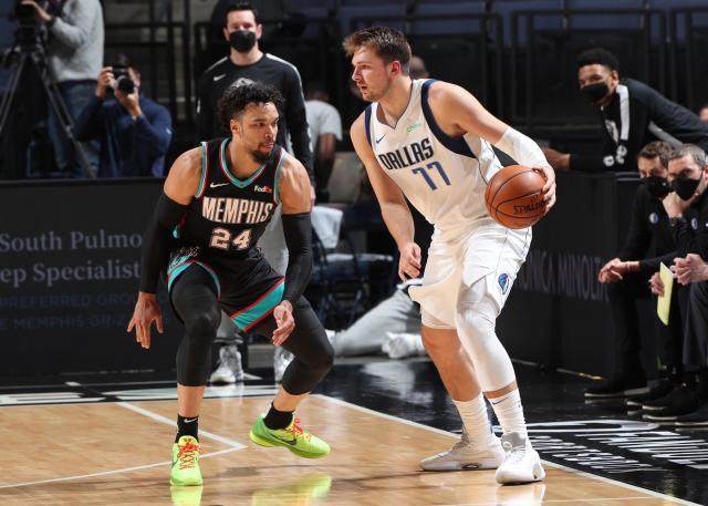 乐鱼乐鱼体育官网下载-东契奇连走背字独行侠惨负灰熊 西部已乱成一锅粥